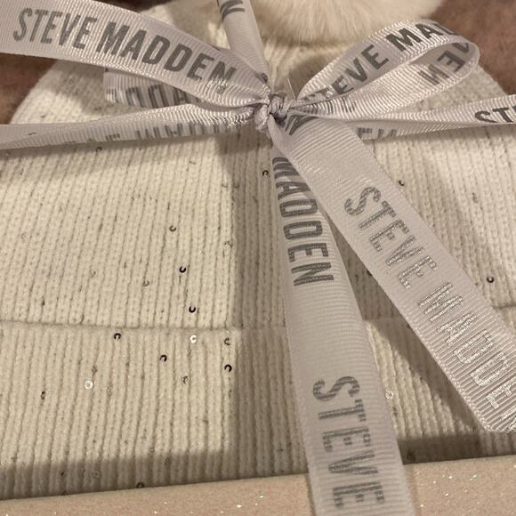 BNWT STEVE MADDEN Winter Scarf and Pom Pom Hat Gift Box Set main image 6